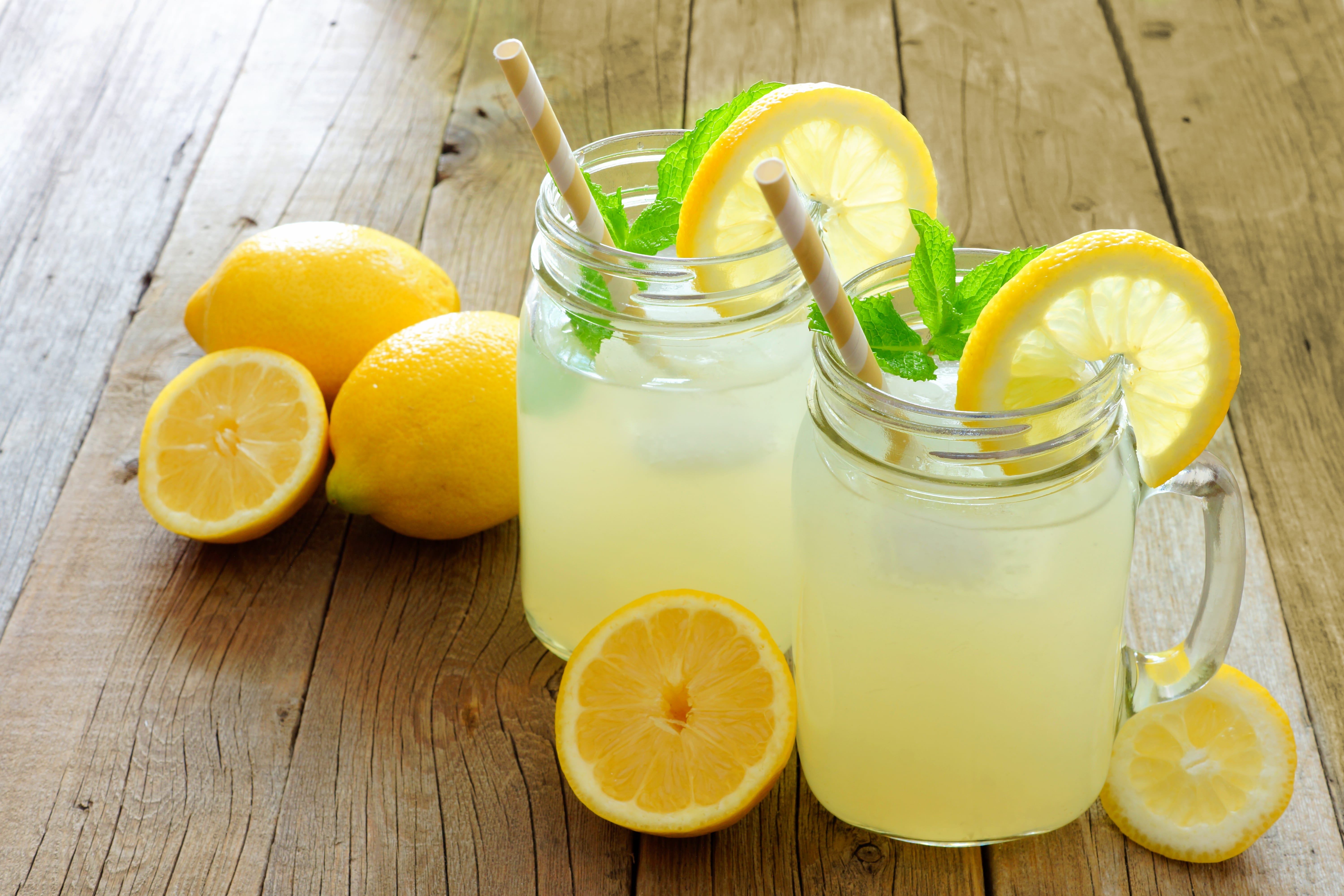 Натощак воду с лимоном можно. Лимонады на фоне дерева. Days лимонад. Домашний лимонад в баночке. Ledenev Lemonade.